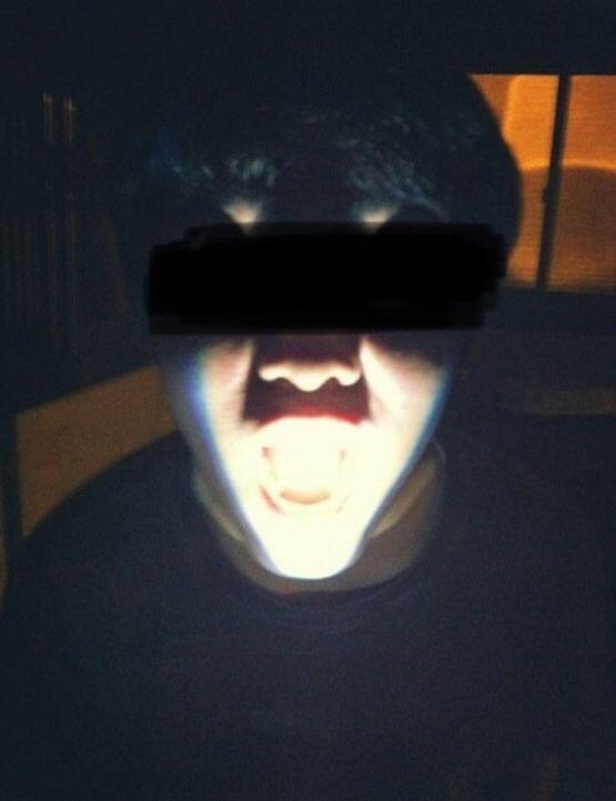 이건 학교 건물 들어가서 찍은건데 일부러 겁좀 덜려고 친구랑 장난치면서 찍은 사진이야. 얼굴 사진이라 눈부분은 가렸는데 열때 깜짝 놀랄 수도 있