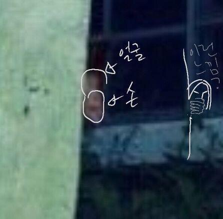 확대해서 봤는데 얼굴이나 손이라 한다면 이런거 같아