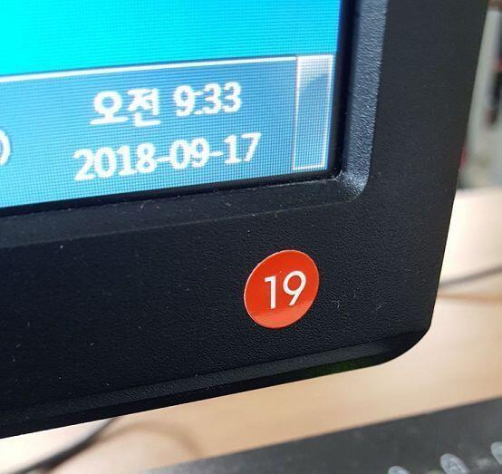 엌ㅋㅋㅋㅋㅋ 막 앉았는데 내 자리에 빨간 19가 붙어있음 헉...