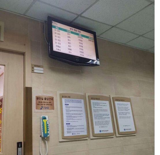지금 분만실 앞에서 기다리고 있어