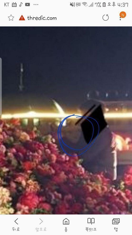 그리고 모자이크 한 사람 팔쪽에 이건 걍 있는건가..? 뭔가 형상이 보이는건 나뿐인강