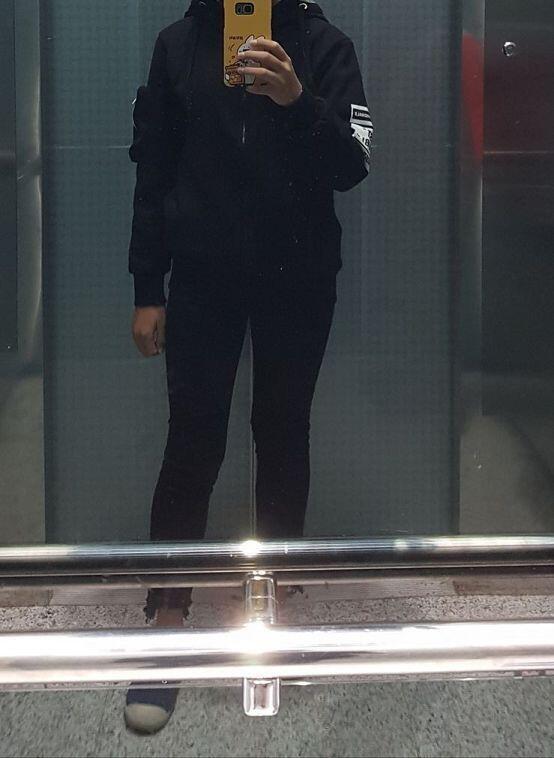 헉 미안해요 지금 집 들어가는중이라그런데 대충 이렇게 후드집업에 찢어진 블랙진 예상하는데 어때요..? 지금 엘리베이터라 빨리 가고있어양