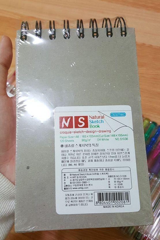 1 안 쓴 무지공책 집에 쌓여있는데도 불구하고 또 사버린 드로잉 노트 그렇다고 합니다... 근데 뜯어보니까 절취선이 어딨는지 모르겠음 종이가 생
