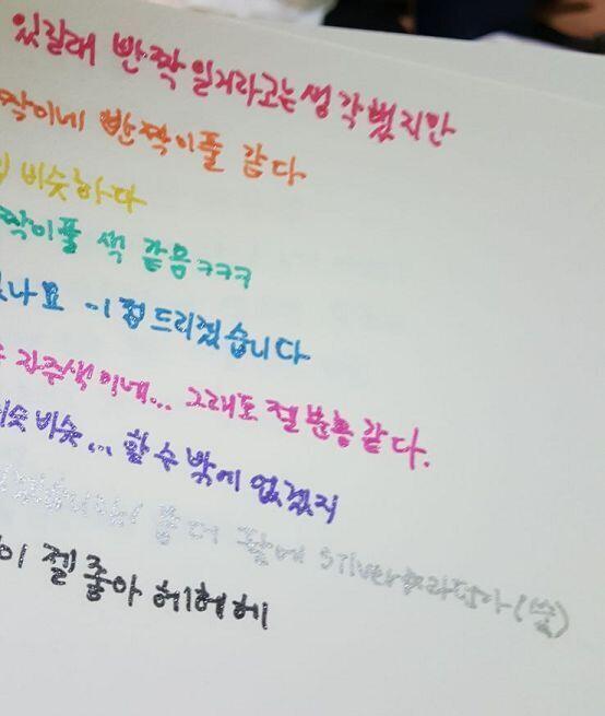 종이는 염려했던 대로 비치더라... 사진상으로 티는 안 나지만 36색 써보면서 아무말하는 것도 참 힘들구나