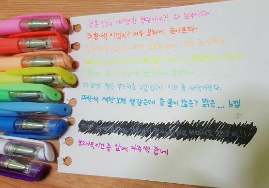 3 36색이라 그냥 홀려서 산 펜 다 써봤다... 다이소치고 나쁘진 않은데 그래도 약간 싼맛은 난다... 종류가 많은 펜을 한꺼번에 5천원에 살