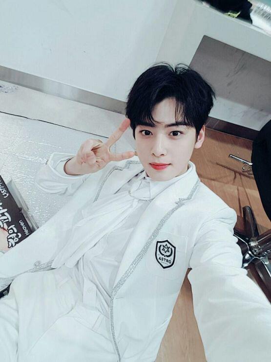 나는 차은우를 추천하고싶어ㅎㅎ 스레주 이상형에 가까울런지는 모르겠지만 예쁘장하게 생긴건 맞으니까 ㅎㅎ