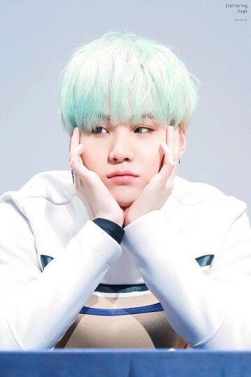방탄소년단 슈가도 예쁘장하게 생겼어. 한국인 치고 피부도 여자보다 하얀편이고 여리여리하게 보이지 V앱에서 여장을 했는데 네입버 지식in에 " 이