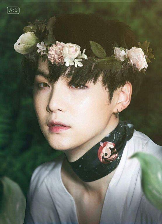 방탄소년단 슈가도 예쁘장하게 생겼어. 한국인 치고 피부도 여자보다 하얀편이고 여리여리하게 보이지 V앱에서 여장을 했는데 네입버 지식in에 " 이