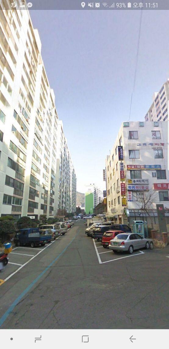 듣고 있어? 이어서 계속 적어볼게 노래를 부르면서 계속 쭉가고 있는데 사진에 보이는 곳에서 쭉뒤로 가면 우리집이 나왔거든 난 그때 3층인가? 5