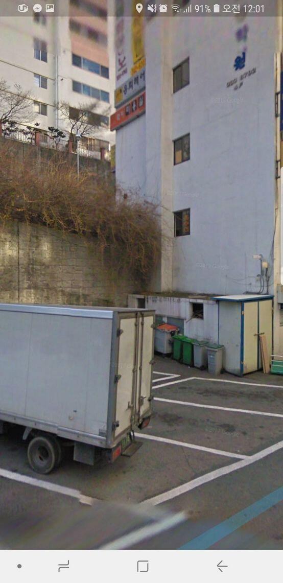 아직도 정확하게 기억난다 내가 첨부한 사진속 주차장에 왠 트럭이 있었는데 사진속 저런 트럭말고 파란색에 뒷공간에 짐을 실을수있는 여유공간있는 보