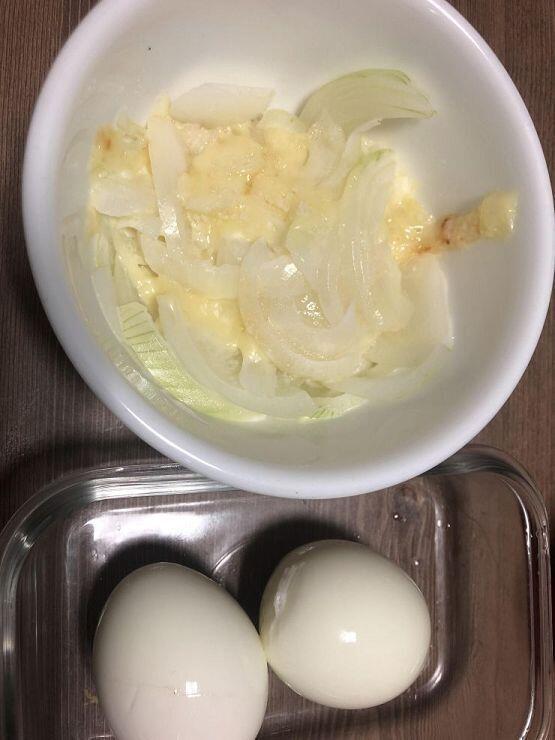 짠! 이거는 내가 너무너무 좋아하는 다이어트 음식! 1. 양파 한개를 통채로 썰고 위에 치즈를 얹혀준다 2. 참기름 1쪼륵 3. 소금 1쪼금 꼬