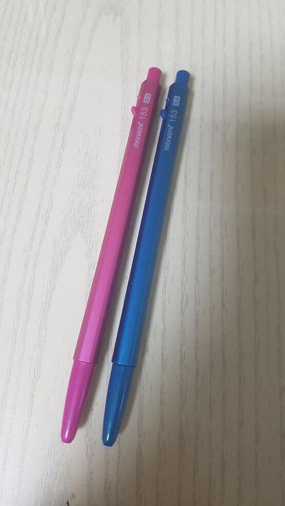 모나미 매장 방문하면 만년필도 팔고 볼펜도 파는데 이번에 에버랜드 다녀오고 모나미 매장 방문해서 2000원에 볼펜 2개 샀어! 검정펜이지만 색이