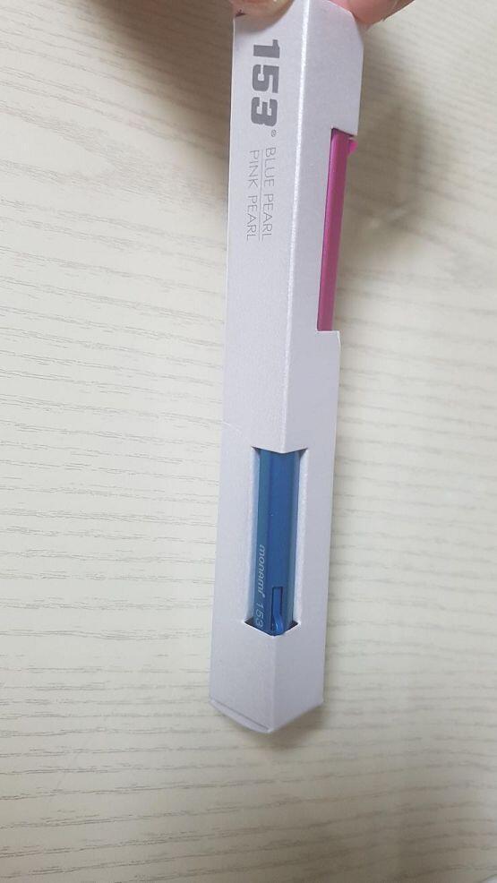 모나미 매장 방문하면 만년필도 팔고 볼펜도 파는데 이번에 에버랜드 다녀오고 모나미 매장 방문해서 2000원에 볼펜 2개 샀어! 검정펜이지만 색이
