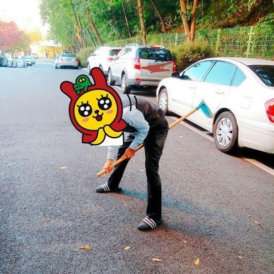 심심하니깐 더올려볼게 이사진에 들고있는 괭이는 부러진거랑 다른 괭이야 부러진건 되게 낡아서 덜렁 거리더라고!