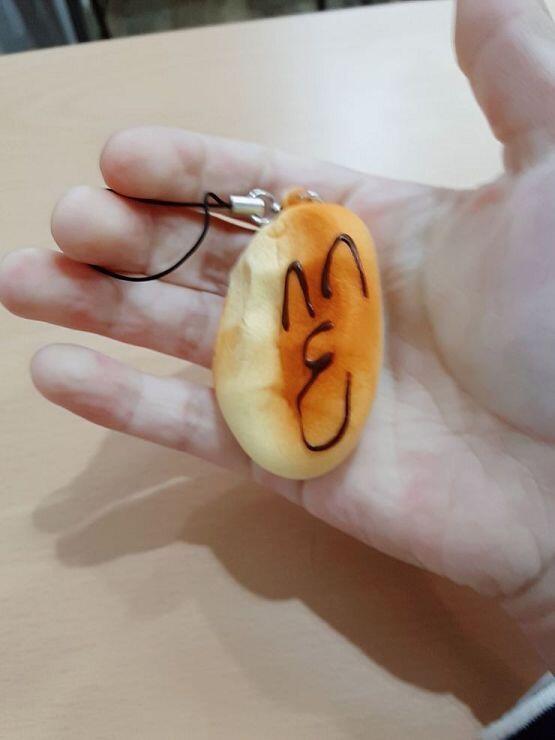 내가 사온 열쇠고리 사진! 모닝빵처럼 생겨서 엄청 말랑말랑해! 꽉 쥐면 눌렸다가 다시 부풀어오름!!!! 냄새는 모닝빵에 버터바른 달달한 냄새가