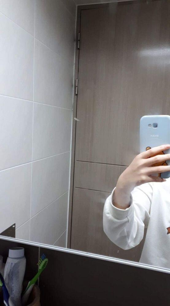 이거야 잘안보이는데 거울에 손자국이 나있어