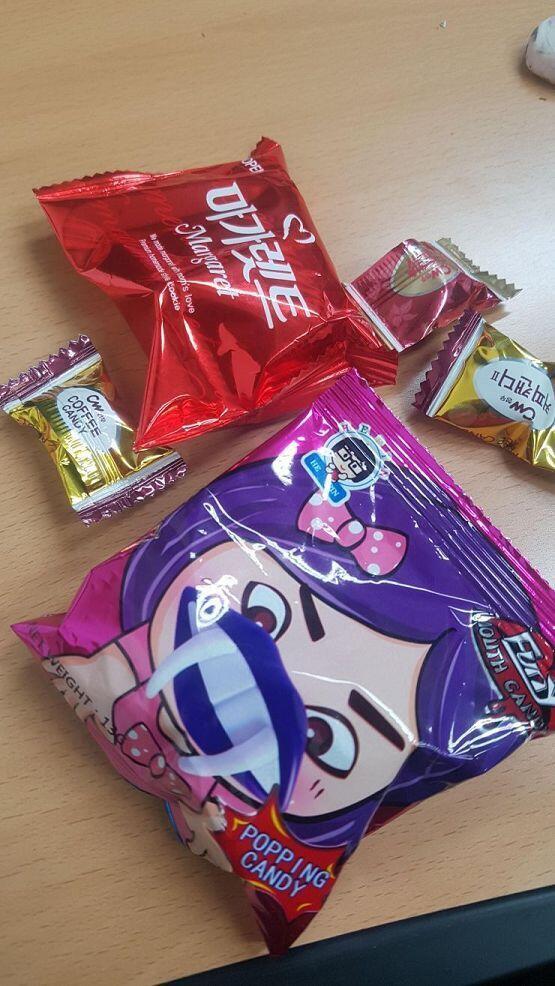 갔다왔다! 사탕 받아왔어. 선생님 한 분 마리오 분장하셨는데 옷 한가운데 내장 있어서 놀랐다 ㅋㅋㅋㅋ 데스크 선생님 세분 가오나시... 이걸로 