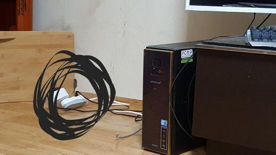 지금 다시 저기 비집고 장롱뒤로 들어감