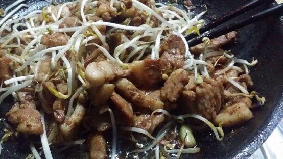 와 밥심으로 사는 사람이라 내가 만든 반찬 자랑하러 왔는데 푸딩 밀크티 있어서 놀랐네 굴하지 않고 자랑한다 김치찌개! 김치랑 돼지고기 볶고 김치