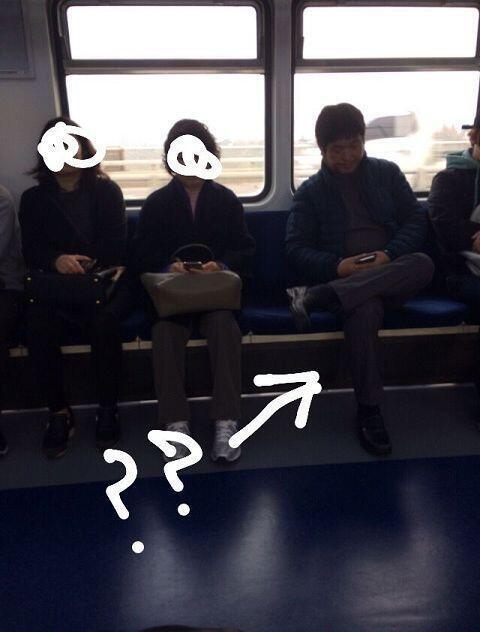 버스는 아니지만 지하철... 학생이라서 만만하게 보고 자리뺏어가는 할저씨 할줌마들 (별로 나이는 많지 않은데 막 자리 뺏음) 그리고 쩍벌 아저씨