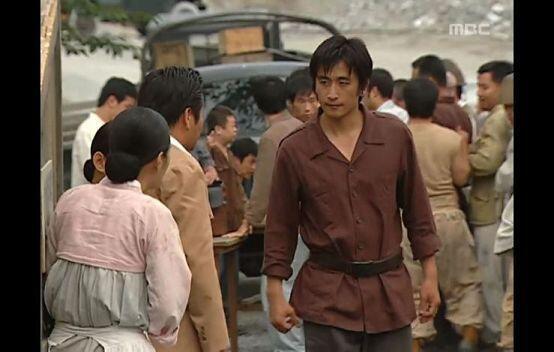 십몇 년 전 옛날에 종영한 MBC 대하드라마를 다시 챙겨보다가 《영웅시대》도 보게 되었는데 청년기인 주인공을 다루는 파트에서 주인공(=차인표)의