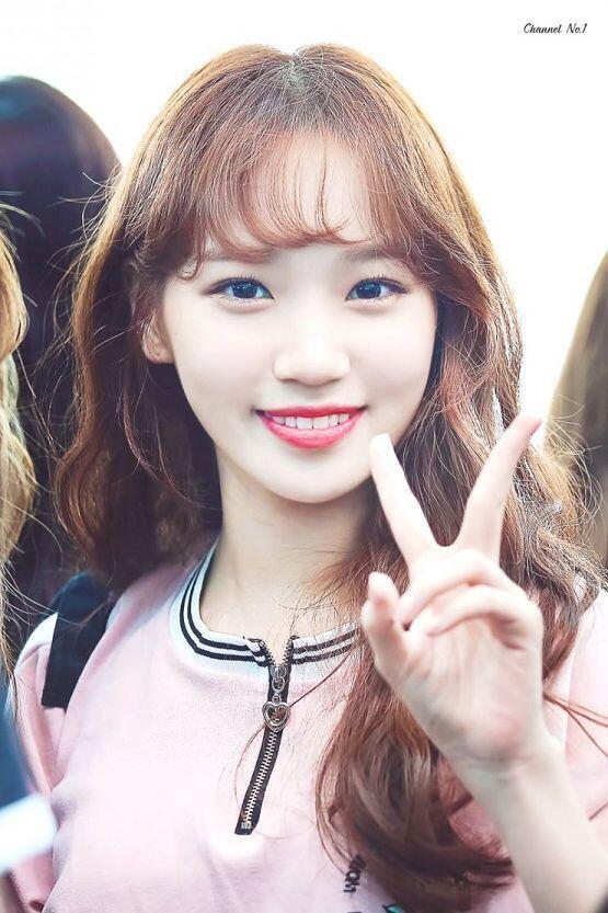 (사진 1+2)김채원 특징: 눈이 크고 쌍커풀 진하다.입술 도톰하고 코가 동그랗다. 펌 들어간 갈색 머리 엠알 제거 영상에서 제일 또렷하게 들리