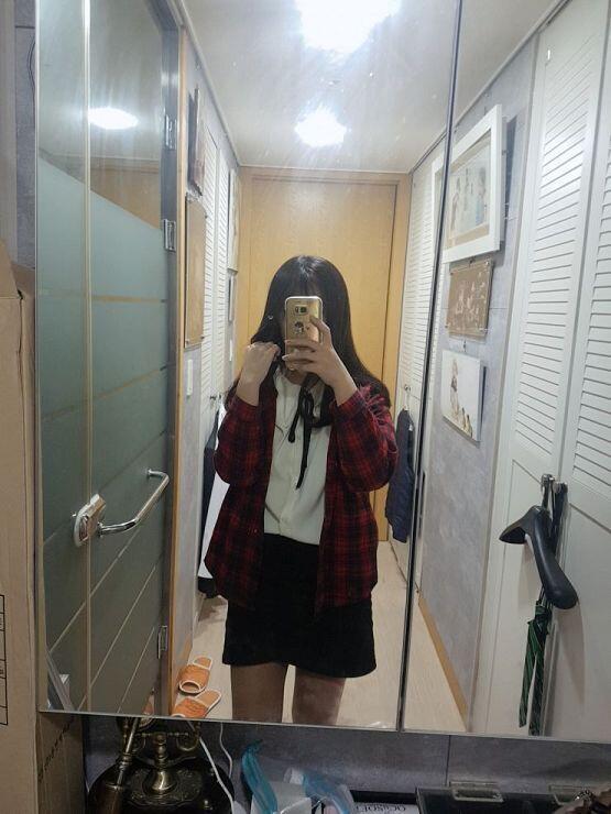 오늘 내 코디는 검은 리본 블라우스에 H스커트에 빨간 포인트 겉 옷을 입어봐따..!