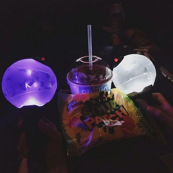 영화가 끝나고 엔딩 크래딧이 올라가면서 보너스 영상같은게 있었는데 그거 끝날때까지 사람들 아무도 안나가더라 그리고 아미밤 챙겨거서 계속 사진 찍