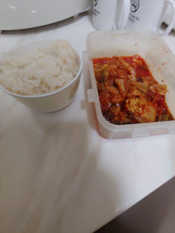 오늘 아침은 볶은김치랑 밥!