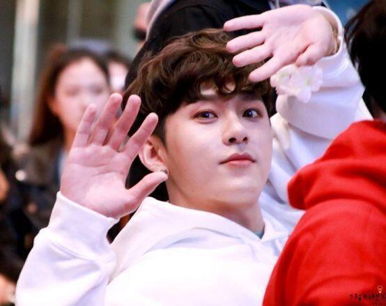 그리고 하이라이트 용준형... 진짜 미쳐벌여...ㅠㅠㅠㅠ 콘서트 못간거 엄청 후회중이야 진짜 울고싶다 주녕이 외모 좀 봐ㅠ