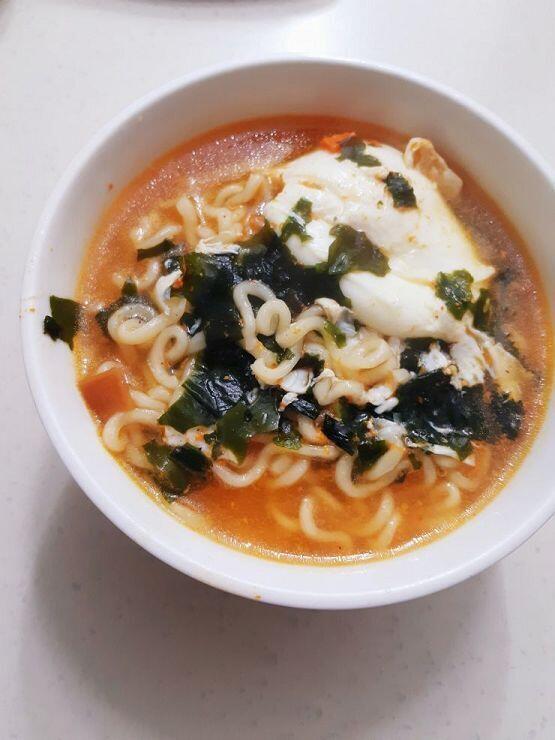 12월 11일자 계란 안 풀고 끓인 너구리 라면