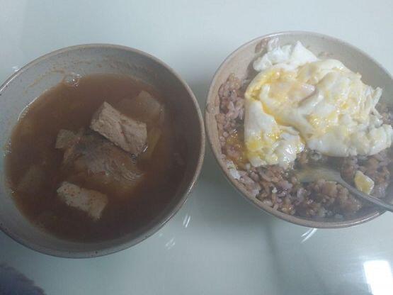 지금은 겨울! 아침밥으로 동태찌개x간장계란밥 물론 계란은 2개에 반숙 후후