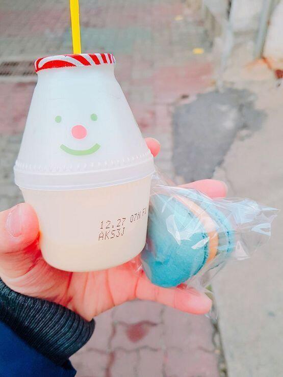 영자님이 주신 뻐네너 우유와! 친구가 사준 마카롱!!! 영자님 사랑합니다. 마카롱도 맛있다!!(레주는 손이 상당히 작다... 친구가 애기손이라고