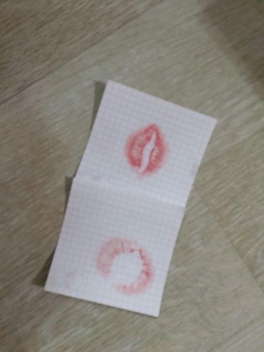 이 적나라한 키스마크들을 보시라....일부러 초점을 흐렸다....... 붉은 립은 섹쉬한 입슐을 만들어주지