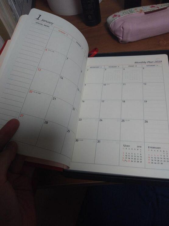 사진!! 빨간색이 너무 쨍하게 나왔는데 실제는 고급스럽고 푹신하고 예뻐