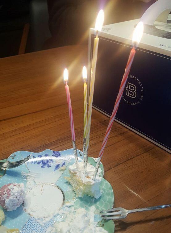 ㅋㅋㅋㅋㅋㅋㅋ 케이크 먹다가 갑자기 초 꽂고 싶어서 먹던 거에 꽂음 ㅋㅋㅋ 자리 없어서 대충 꽂았다...
