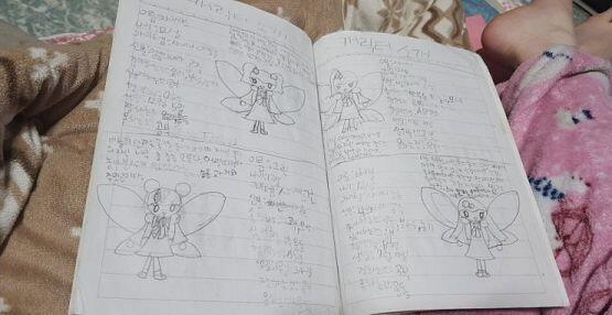이러케 귀여운 4명의 공주와 더 귀여운 내 분홍색 파자마가 나온다. 사진 다시 찍고 싶은데 엄빠가 다 자서 눈치보이니 나중에 제대로 찍어올림