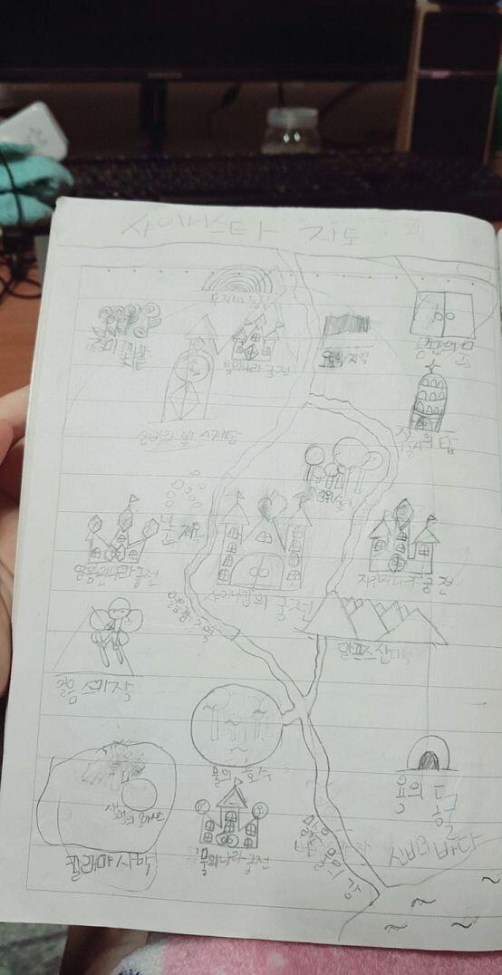 >>4 별의 지도. 새로 찍은 사진이라 내 귀여운 발은 안 나와 있지만 파자마는 저날 입었던 거랑 같은 거다. 딱 봐도 엄청 공들인 티가 나는