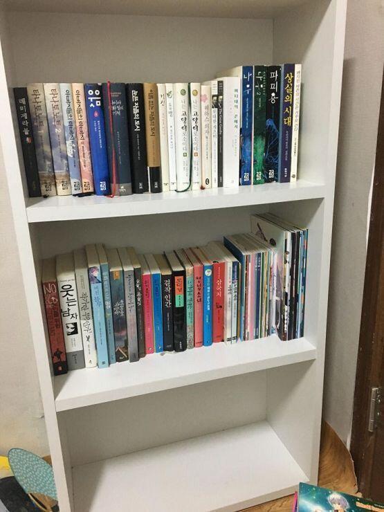 책장 배열도 바꿀 생각 이미 다 읽고 몇번이나 두 읽은 책은 맨아래로 아직다 안읽은책은 중간 맨위는 오덕칸