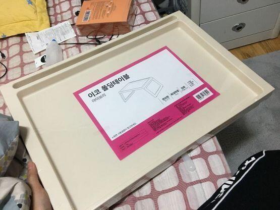 침대에 누워서 쓰러고 이런걸삼 이제 침대에서 밥도먹고 책도 앉아서 읽을 수 있음