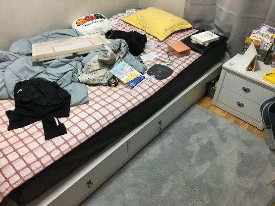 침대는 항상 난장판..