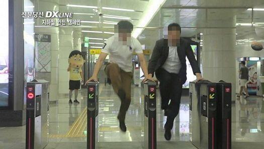 교통카드 사용법 지하철은 자연스레 교통카드를 사용하게 되어 있음 사람들 따라서 가다보면 알게됨 버스는 들어가서 기계에 카드 찍고 나갈 때도 찍어