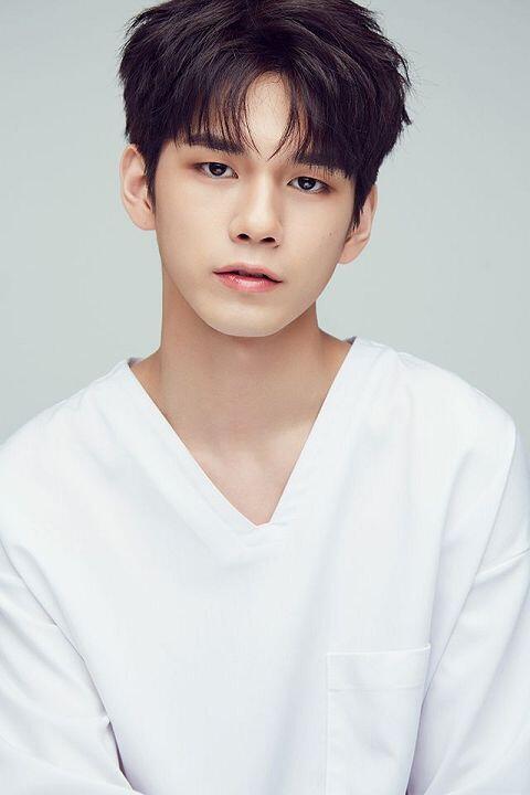 옹성우 얼굴 실화니? ㅠㅠ 이제는 드라마 출연 예정이지만 아무튼 아이돌이었으니까!! 그리고 너무 잘생겼는걸 ㅠㅠㅠㅠ 아 진심 내가 처음으로 남자