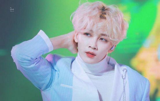 세븐틴 정한 영업하고 갈게! 데뷔 초반에는 세븐틴 장발 걔로 유명했고 울고싶지않아 금발남 걔의 주인공 윤정한...! 두번째 사진은 12시에 뜬 