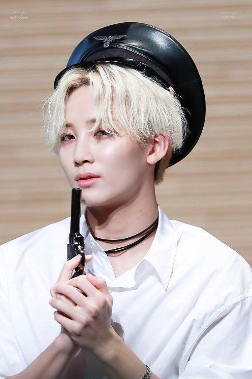 세븐틴 정한 영업하고 갈게! 데뷔 초반에는 세븐틴 장발 걔로 유명했고 울고싶지않아 금발남 걔의 주인공 윤정한...! 두번째 사진은 12시에 뜬 