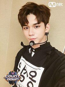 옹성우 얼굴 실화니? ㅠㅠ 이제는 드라마 출연 예정이지만 아무튼 아이돌이었으니까!! 그리고 너무 잘생겼는걸 ㅠㅠㅠㅠ 아 진심 내가 처음으로 남자