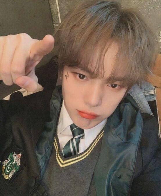몬스타엑스 민혁과 기현 추천할게! 둘이 다른매력으로 잘생겼어!!