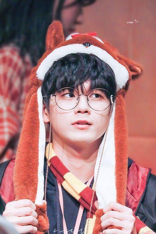옹성우 얼굴 실화니? ㅠㅠ 이제는 드라마 출연 예정이지만 아무튼 아이돌이었으니까!! 그리고 너무 잘생겼는걸 ㅠㅠㅠㅠ 아 진심 내가 처음으로 남자