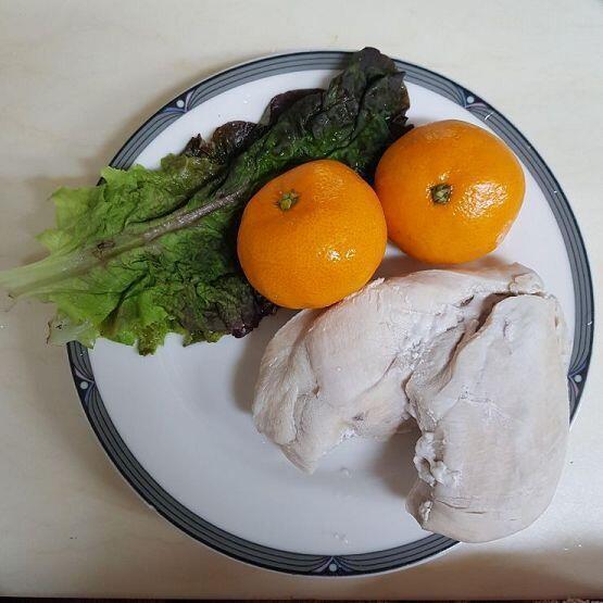 아침식사 닭가슴살 100g(접시에 있는 거 절반) 귤 2개, 상추 2장