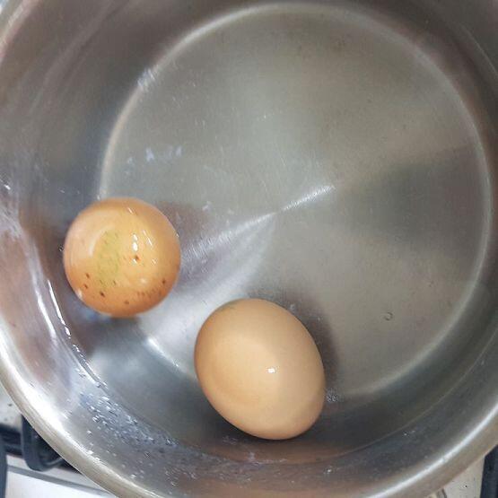 하 저녁에 먹으려고 아침에 남겨둔건데 정황상 동생인가 본데 이놈의 기집애 오기만 해봐라 ㅡㅡ 씁 어쩔 수 없지 저녁은 계란이랑 귤로 때운다